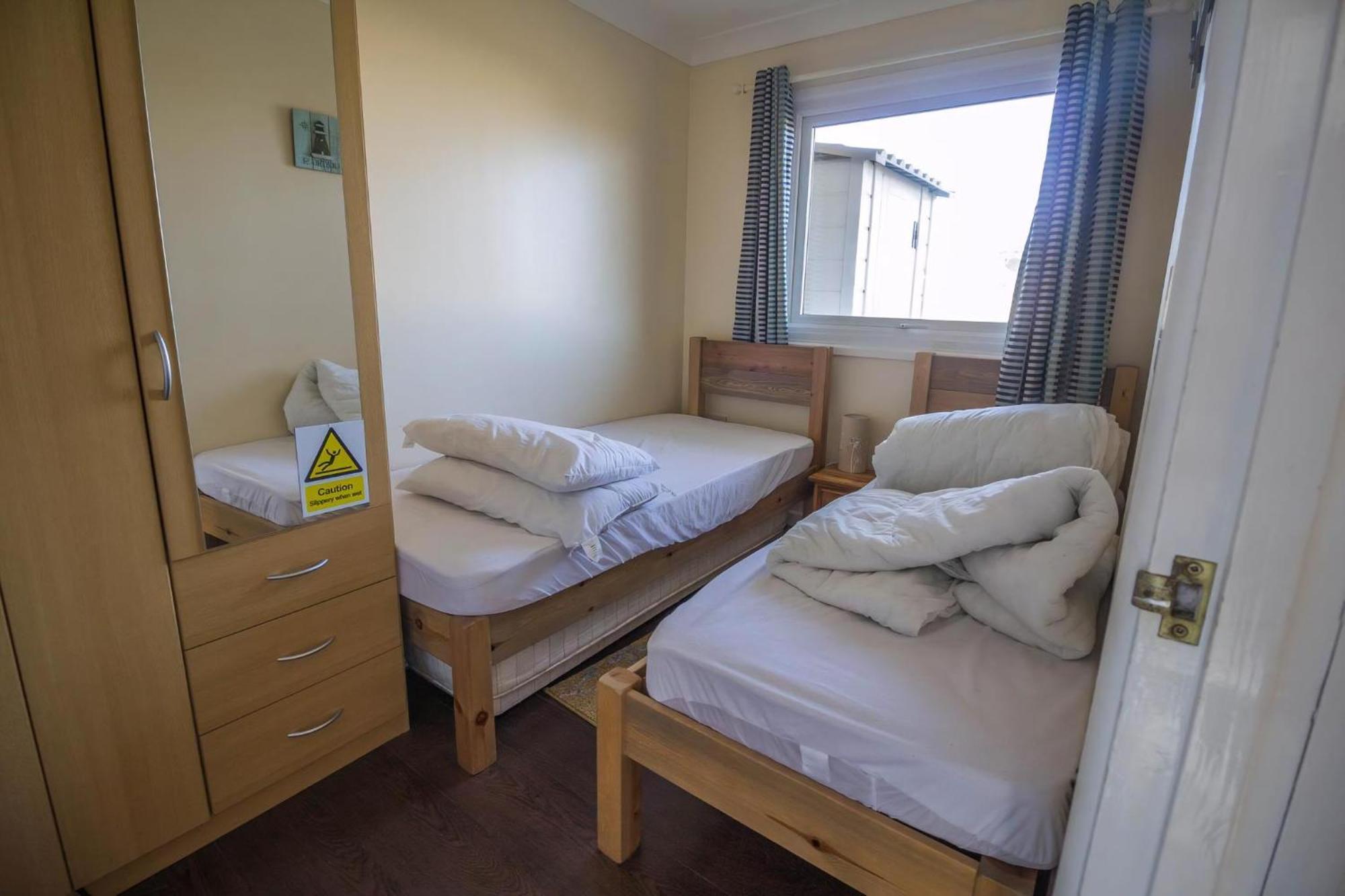 Chalet For Hire At Rainbows End Near A Beautiful Norfolk Beach Ref 31039R Bacton  Exterior photo